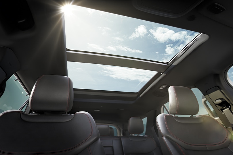 Disfruta Vista Roof en Ford Explorer 2027 SUV para una experiencia más abierta