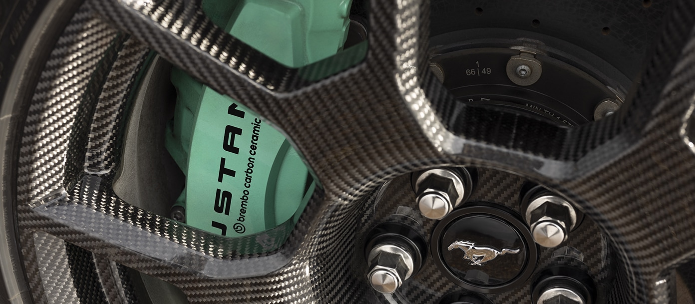 Rines de Fibra de Carbono y Pistones Brembo equipados en Ford Mustang Dark Horse SC 2026