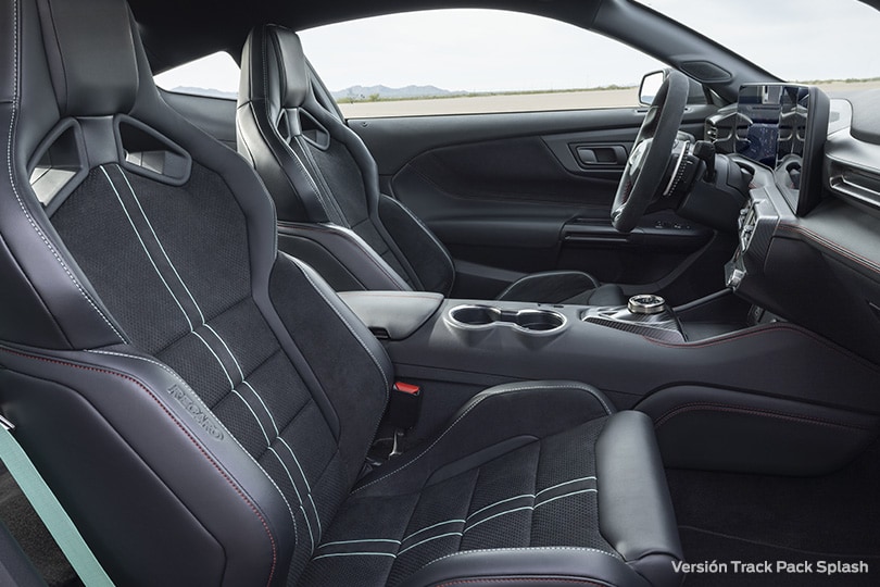 Asientos de Lujo y Pantalla de 13 Pulgadas equipados en Ford Mustang Dark Horse SC 2026