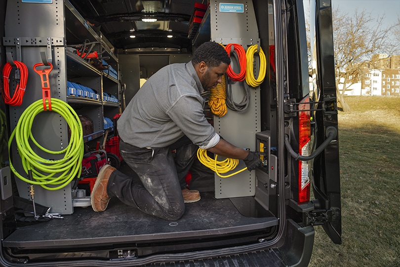 Ford E-Transit 2027 con Pro Power Onboard proporciona energía para herramientas y equipos