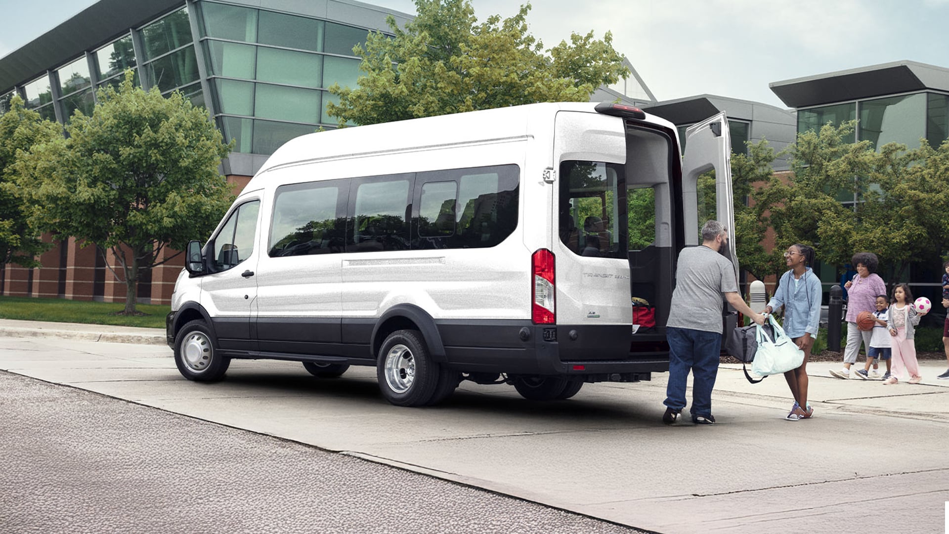 Ford Transit Pasajeros 2027, Vehículo de Transporte de Personal y Turismo hasta para 18 ocupantes