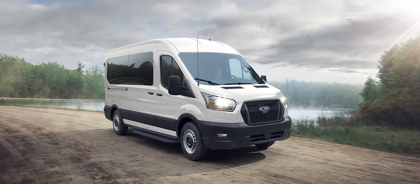 Ford Transit Pasajeros 2027 con faros de halógeno y espejos eléctricos ajustables