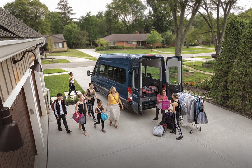 Camioneta Ford Transit Pasajeros 2027 se adapta a múltiples usos de Transporte con gran flexibilidad