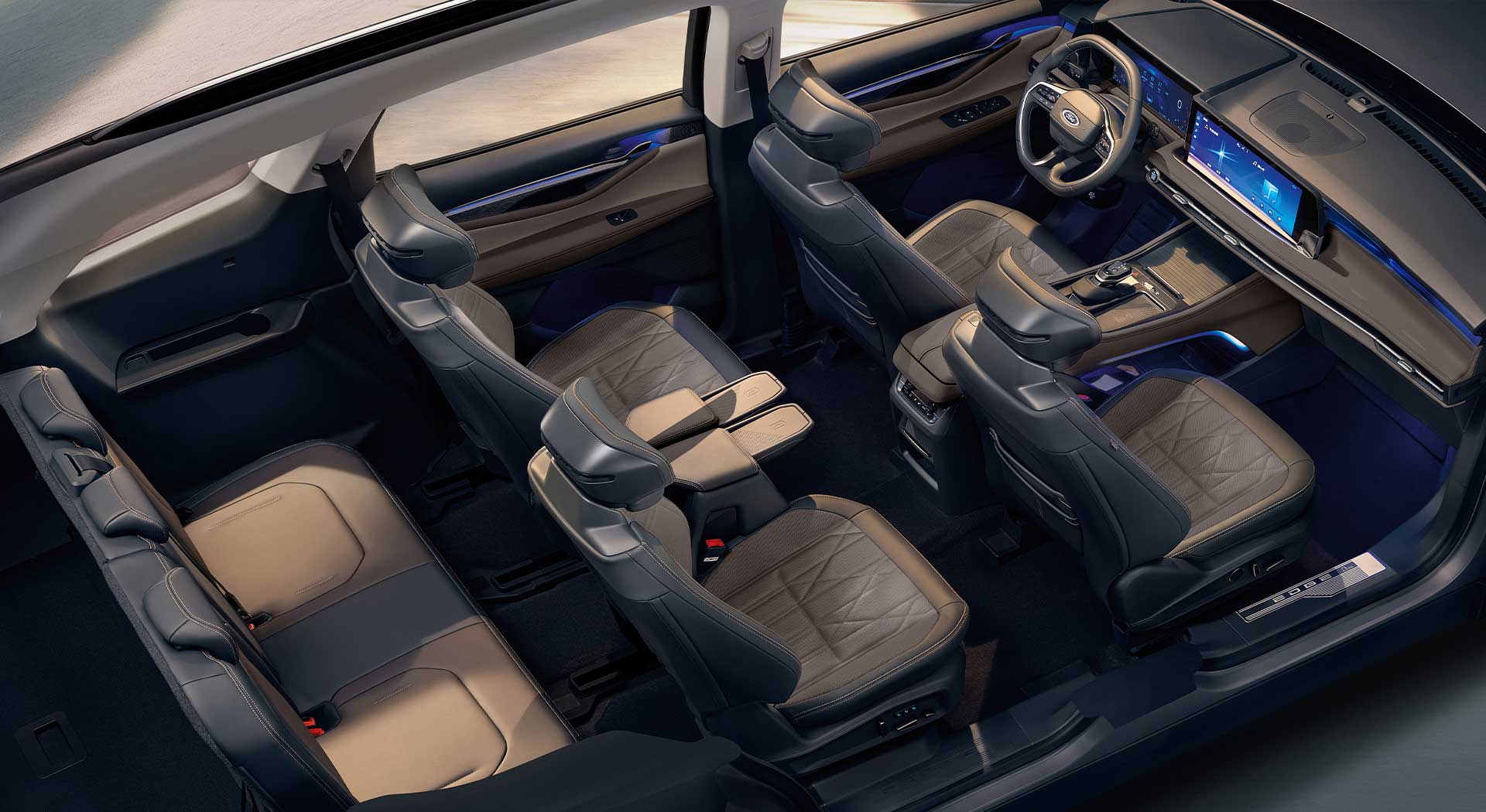 Ford Edge 2026, Camioneta Híbrida de 3 filas con interior color Café en Versión Titanium