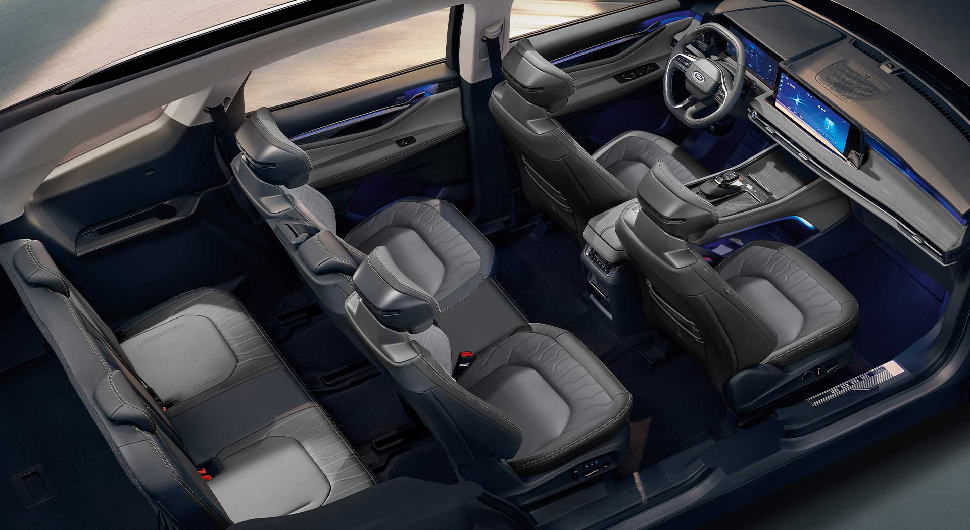 Ford Edge 2026, Camioneta Híbrida de 3 filas con interior color Gris Obscuro en Versión Trend