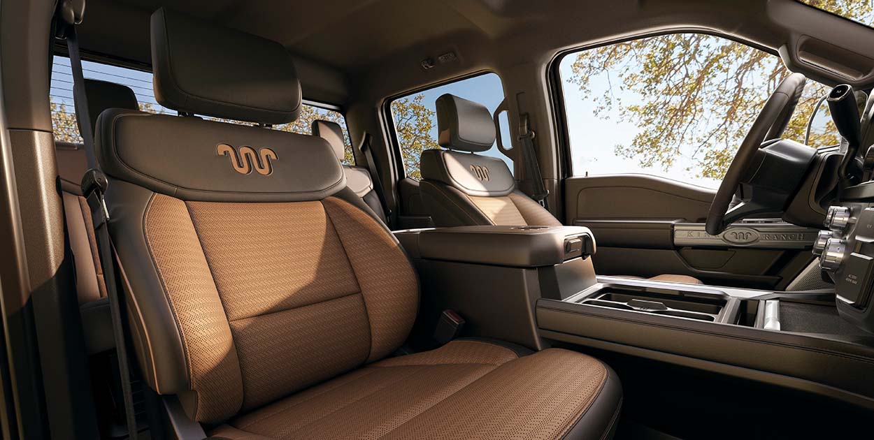 Asientos, Volante, Consola central y grabados únicos de Versión Kin Ranch de Ford F-250 2026