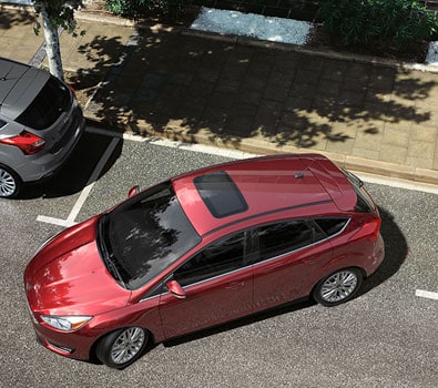 El auto Ford Focus 2018 cuenta con cámara de reversa para que te estaciones más fácil