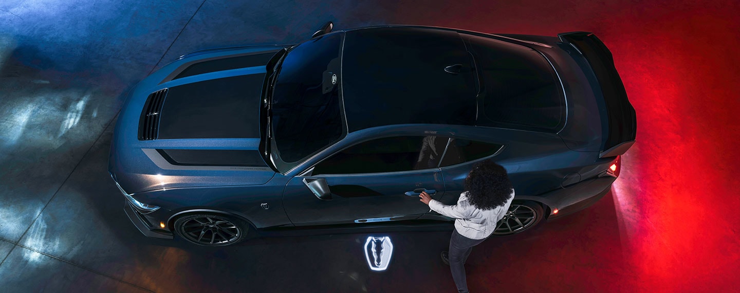 Elegante Tapete de Luz de Bienvenida en Pony Car Edición Especial Ford Mustang Dark Horse 2024