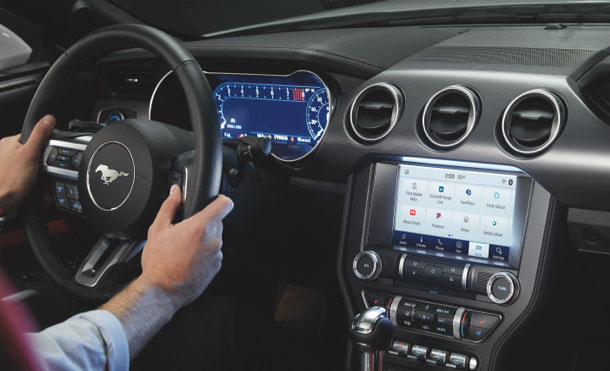 Sistema de Audio Shaker Envolvente de 9 Bocinas en Auto Deportivo Ford Mustang 2022