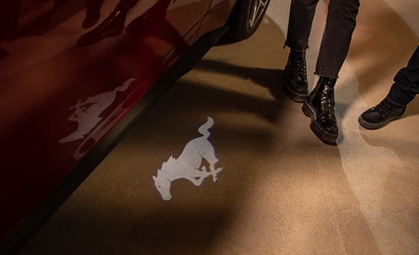 Tapete de bienvenida con Luz Led y Logo de la Nueva Generación de Ford Mustang 2025