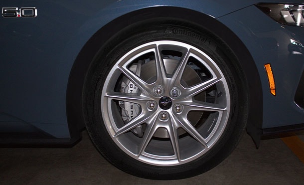 Cálipers delanteros de Gran Deportividad y Precisión al conducir Nuevo Ford Mustang 2025