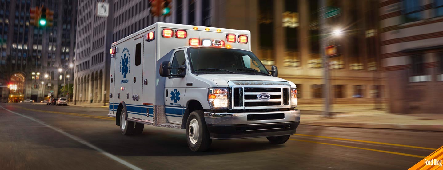 Conoce qué hacer en caso de que una patrulla o ambulancia se aproxime a tu carril