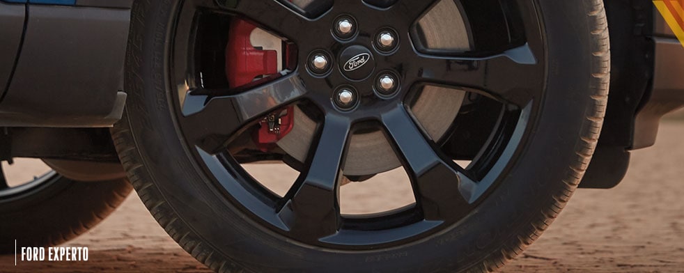 Descubre los errores que debes evitar en tus llantas al salir a carretera en tu auto