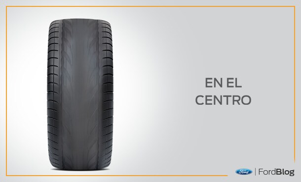 El desgaste en el centro de la llanta significa sobreinflado