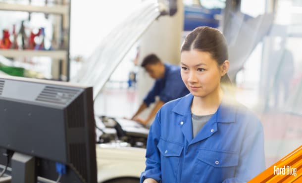 Llama al teléfono del Centro de Relación con Cliente y un Especialista Ford canalizará tu solicitud
