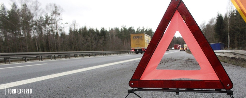 Conoce la manera correcta de situar los triángulos reflejantes si te detienes en carretera