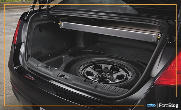 Vehículo Ford equipado con una llanta de refacción en la cajuela