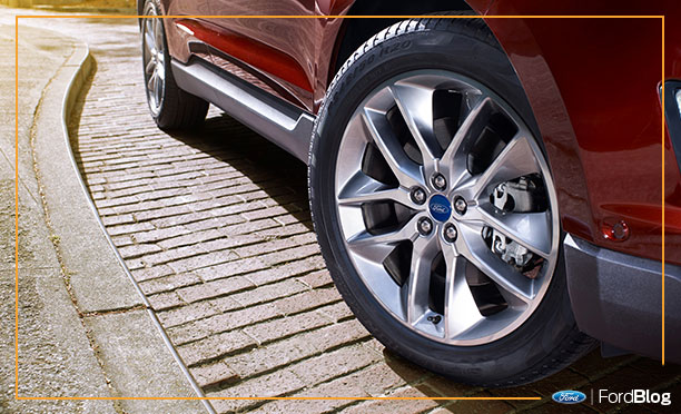 Llantas y rines equipados en un vehículo Ford