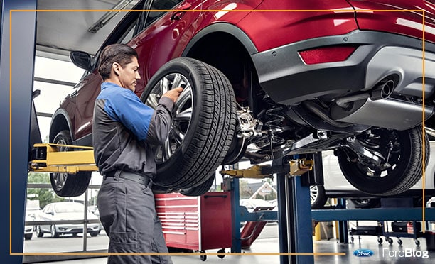 Cambia tus neumáticos después de una ponchadura en un Distribuidor Ford