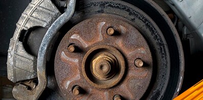 Descubre lo que significa que los frenos de tu auto o SUV rechinen