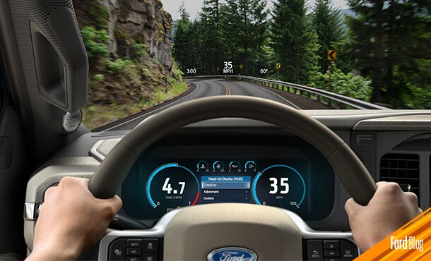 Consejos para Conducir tu vehículo Ford en bajada y Frenar con Motor en carretera