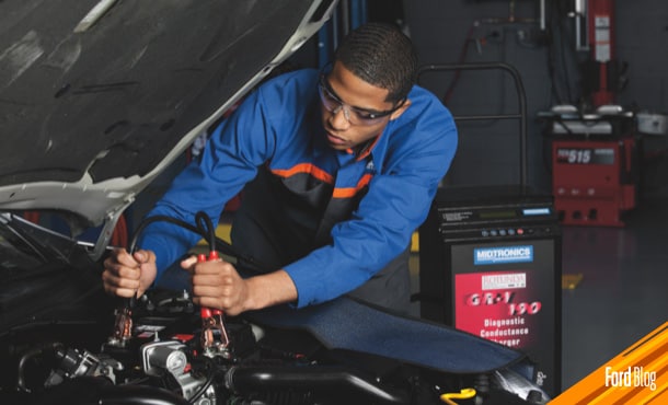 Conoce lo que no debes hacer al limpiar la batería de tu auto y más recomendaciones