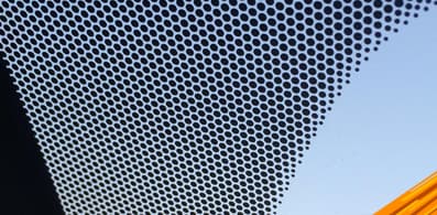 Como se llaman los puntos en las esquinas de los vidrios de un auto. Descúbrelo