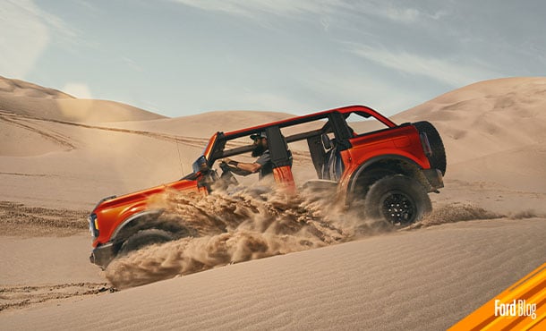 Vive el espíritu indomable del vehículo todoterreno de Ford Bronco manejándola sin puertas y techo