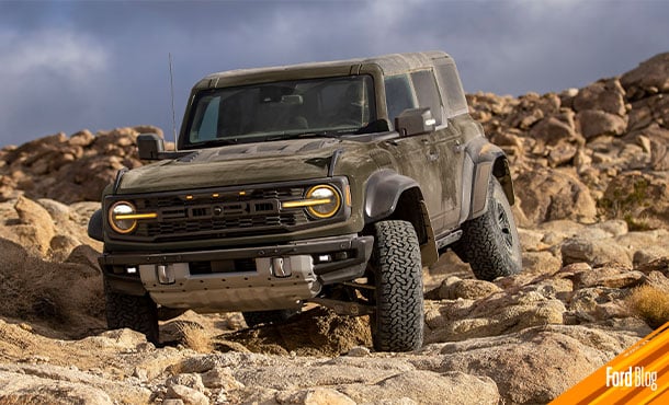 Ford Bronco Raptor maniobra en terrenos difíciles, en todo momento conducción suave y estable 