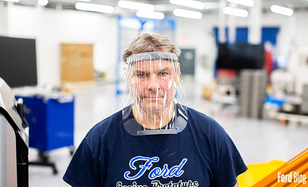 Ford ayuda a doctores con mascarillas protectoras y despensas a comunidades afectadas