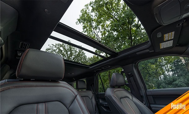 Déjate sorprender por el versátil y cómodo interior de la SUV Ford Expedition Stealth Performance