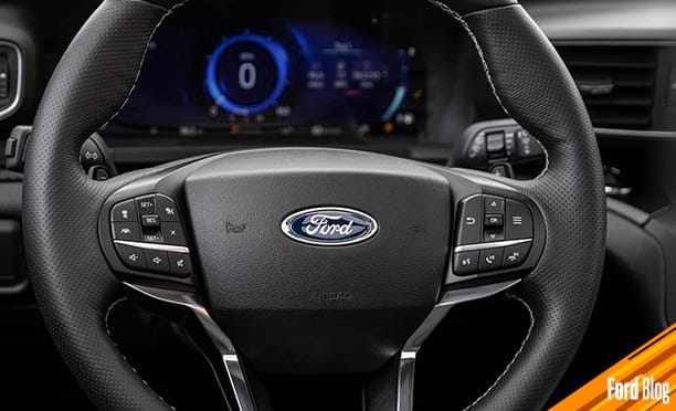 Ford Explorer ST 2020, camioneta SUV de alto desempeño con volante deportivo y emblema ST 