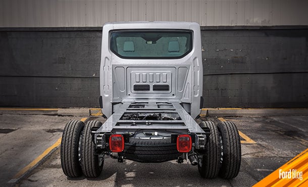 Transit Chasis 2024 equipado con un eje trasero de doble rodada y frenado EBD, mayor seguridad