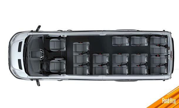 Ford Transit Pasajeros cuenta con comodidades como AC regulable, volante y asientos ajustables