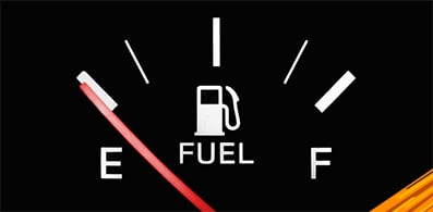 Recomendaciones sobre manejar frecuentemente con la reserva de gasolina