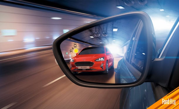 Mantén las luces de tu auto Ford en buen estado y conduce más seguro de noche