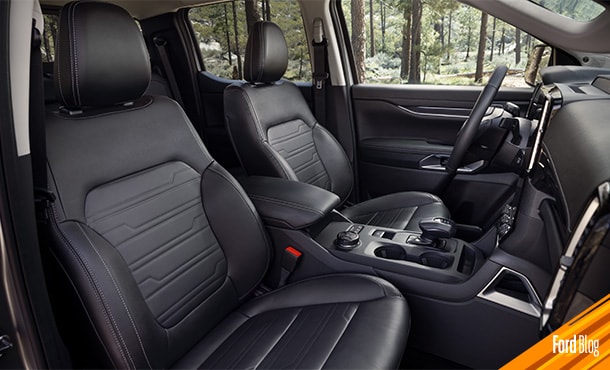 Limpia con una aspiradora los asientos, vestiduras y alfombras del interior de tu Vehículo Ford