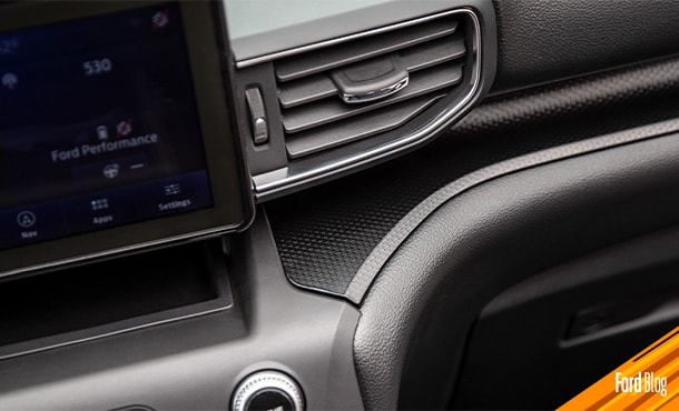Usa Cepillos y aditamientos para limpiar rejillas y rincones al interior de tu Vehículo Ford