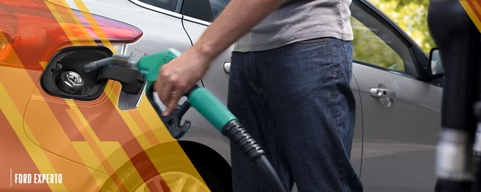 Consejos al cargar combustible magna o premium en tu auto Ford