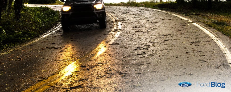 Maneja tu auto aun con piso mojado de manera segura por la calle o carretera