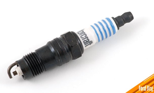 Conoce algunas señales que indican un cambio de bujías, como manchas de carbón