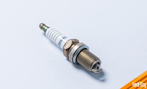 Si baja el rendimiento de combustible de tu auto y las bujías tienen aceite, cámbialas