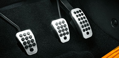 Descubre por qué pisamos el clutch al frenar y si es recomendable esta práctica