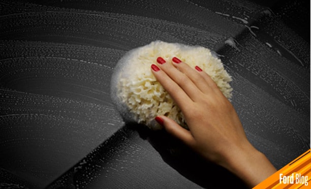 Cubre tu auto con cera para protegerlo de elementos en exteriores y cuidar la pintura