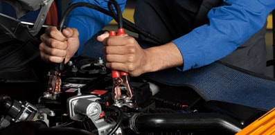 Conoce el procedimiento correcto para pasar corriente a un auto Ford y sus cuidados.