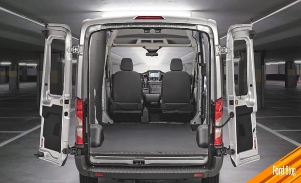 Ford Transit con asientos desmontables, amplia área de carga y gran apertura de puertas traseras