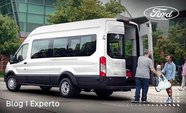 El papá entrenador tiene una Ford Transit Pasajeros para que todo el equipo pueda viajar juntos