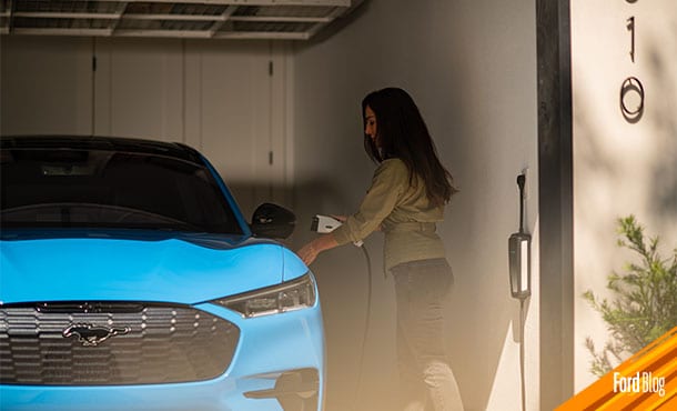 SUV eléctrica Ford Mach-E está equipada con Cargador Especial para Conectar en Casa y Calle