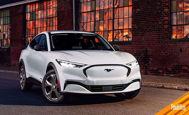 Ford Mustang Mach-E color blanco con gran autonomía y desempeño deportivo amable con la ecología