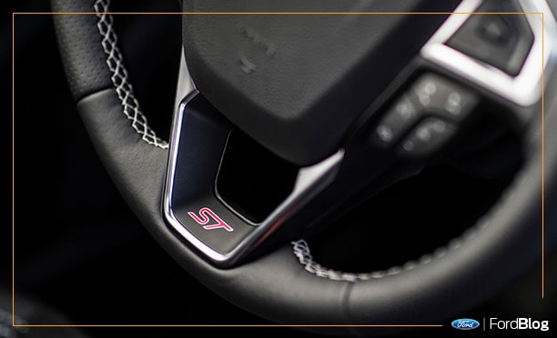 Ford Egde ST equipada con cómodos interiores con detalles de la Familia Ford Performance